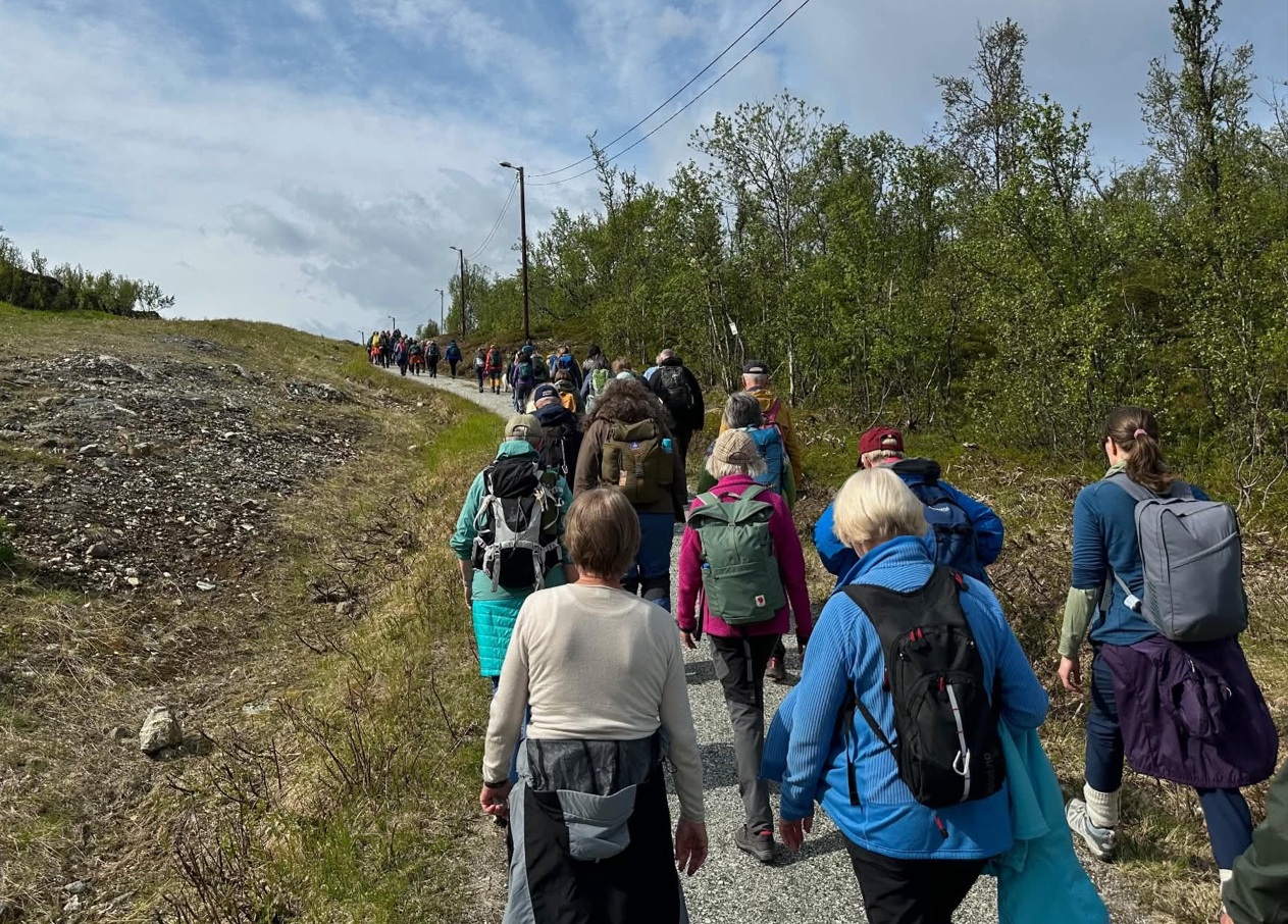 Turfølge på vei opp en slak bakke